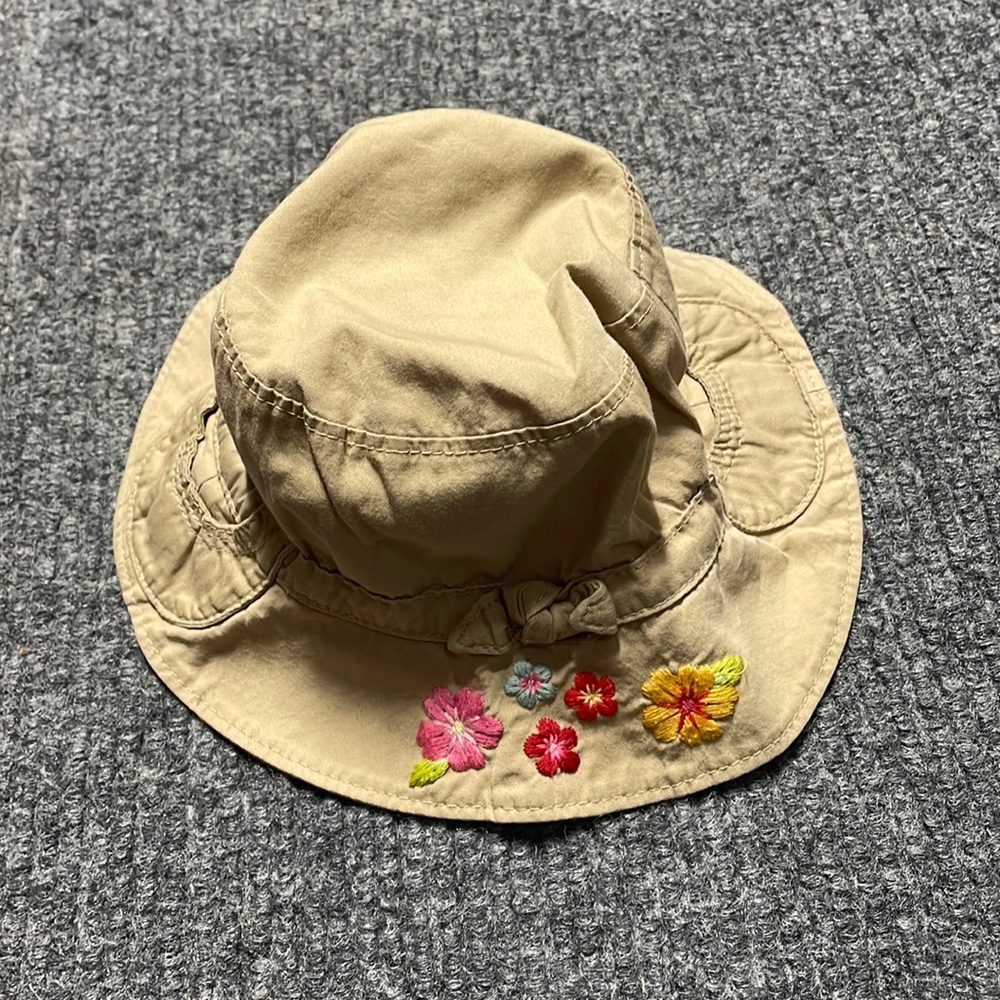 Baby Gap Kacki with flowers and chin strap sun hat- up to 6 months